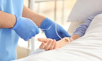 Доктор устанавливает капельницу