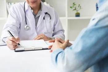 Врач пишет ручкой на планшете